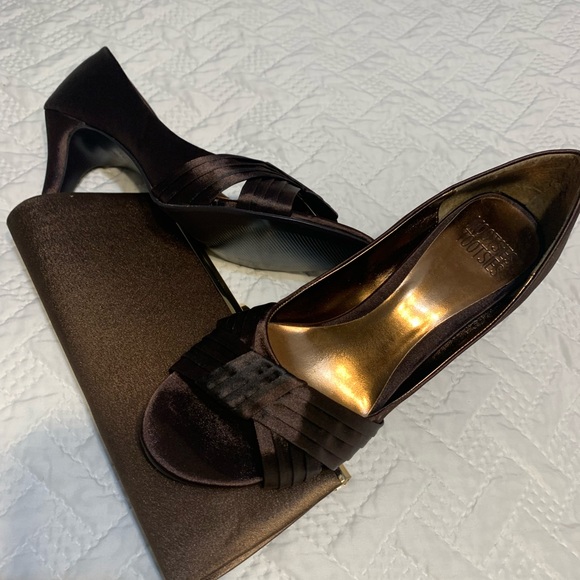 Women brown open toe heel 21/2 inches high, brown clutch bag/shoulder strap. - Picture 2 of 7